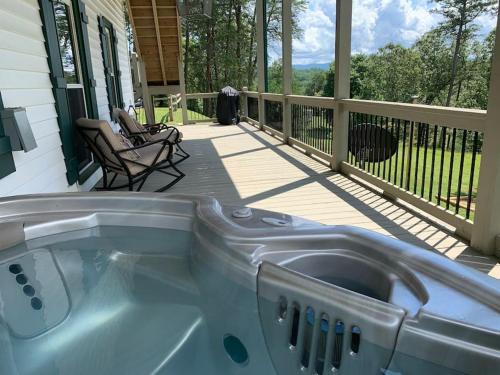 Blueberry Ridge Cottage near Ocoee River Shopping in Blue Ridge, USA