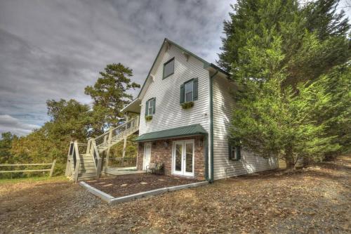 Blueberry Ridge Cottage near Ocoee River Shopping in Blue Ridge, USA