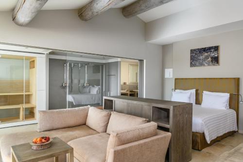 Book the Deluxe Suite with Spa Bath Deluxe Suite with Spa Bath