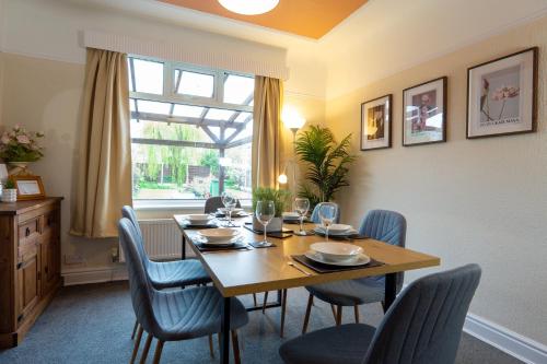 Strawberry Fields House - Air Host & Stay - 3 Bedroom — other in 11 Roskell Road, Liverpool United Kingdom, L25 0LN