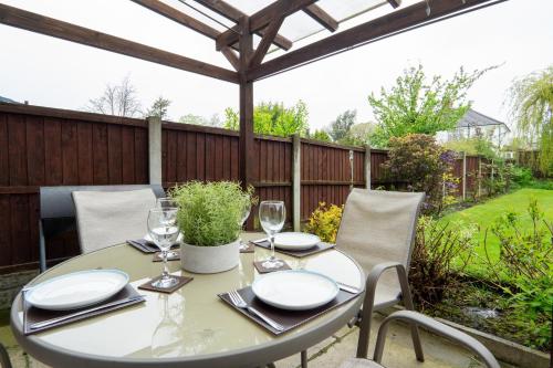 Facilities, Strawberry Fields House - Air Host & Stay - 3 Bedroom in Halewood