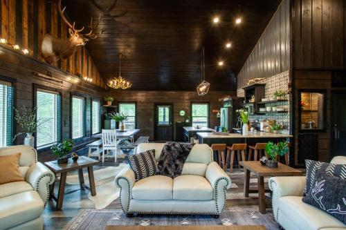 Oak Lake Estate View Hot Tub Theater Room in Sevierville, USA