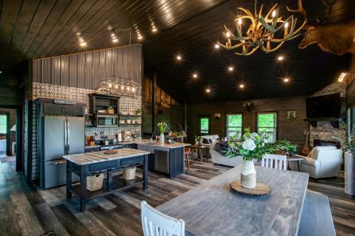 Oak Lake Estate View Hot Tub Theater Room in Sevierville, USA