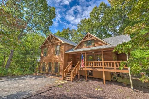 Dogwood Lodge - Dog Friendly w Hot Tub & Fire Pit in Morganton, Vereinigte Staaten von Amerika