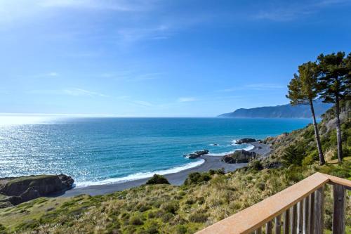 Spectacular Ocean View Penthouse Oceanfront! Hot Tub! Shelter Cove, CA in Shelter Cove (CA)