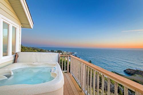 Spectacular Ocean View Penthouse Oceanfront! Hot Tub! Shelter Cove, CA