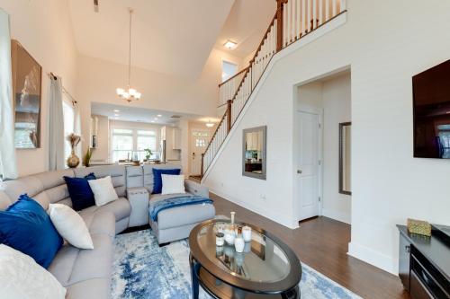 Charlotte Townhome with Patio Near Spectrum Center!