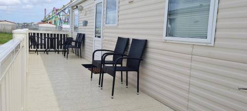 Lovely Caravan With Decking At Coral Beach Park In Lincolnshire Ref 77001c