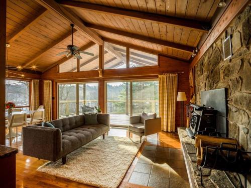 B&B Ellenville - Modern Expansive Catskills 4-Bed Retreat 105 acres, 2 hours from NYC - Bed and Breakfast Ellenville