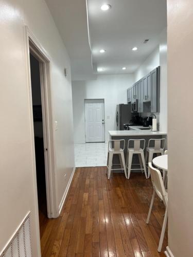 Adorable 2 bedroom with free street parking in North Lawndale