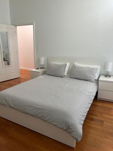 Adorable 2 bedroom with free street parking in North Lawndale
