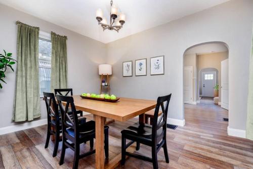 Cozy Family Cottage - Historic Top of The Hill in Tower Grove, USA