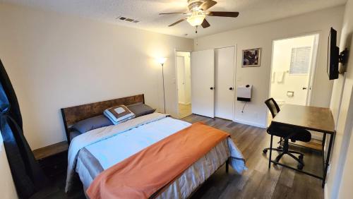 Private, Spacious, 4x Queen, 300 MBPS Internet with Backyard!