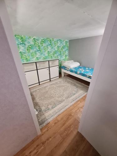 3 twin beds