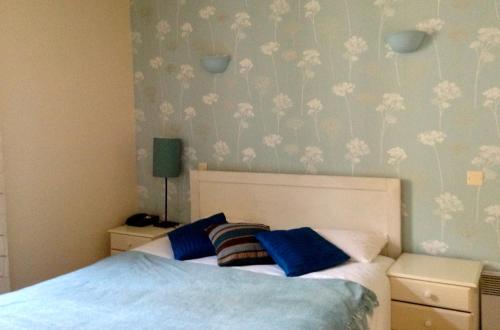 1 queen bed, 1 twin bed