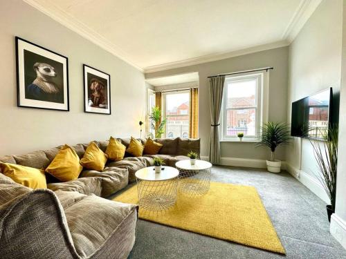Massive 4 bedroom Duplex Apartment - Sleeps up to 10 People - Free Parking - 5 Minutes to the Best B near Spice of India