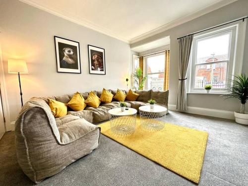 Massive 4 bedroom Duplex Apartment - Sleeps up to 10 People - Free Parking - 5 Minutes to the Best B near Spice of India