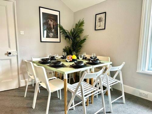 Massive 4 bedroom Duplex Apartment - Sleeps up to 10 People - Free Parking - 5 Minutes to the Best B near Spice of India