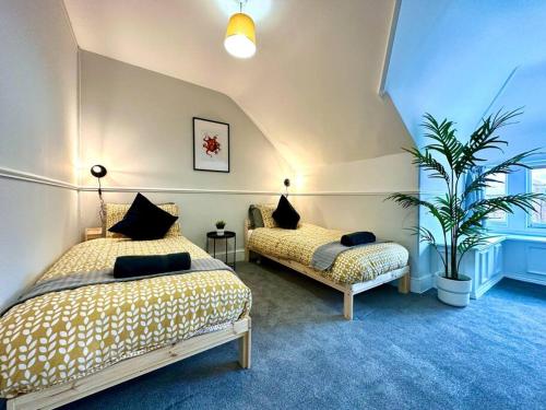 Massive 4 bedroom Duplex Apartment - Sleeps up to 10 People - Free Parking - 5 Minutes to the Best B near Spice of India