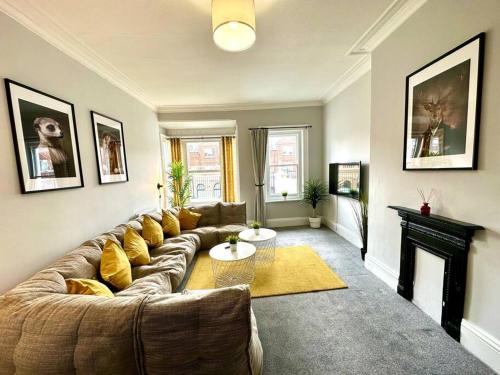 Massive 4 bedroom Duplex Apartment - Sleeps up to 10 People - Free Parking - 5 Minutes to the Best B near Spice of India