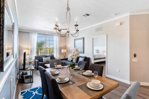 Modern Vista Cay Condo, near Universal Studios!