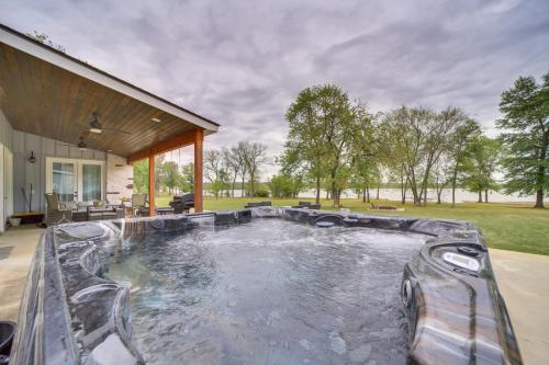 . Hot Tub, Game Room & More! Lakefront Home in Afton