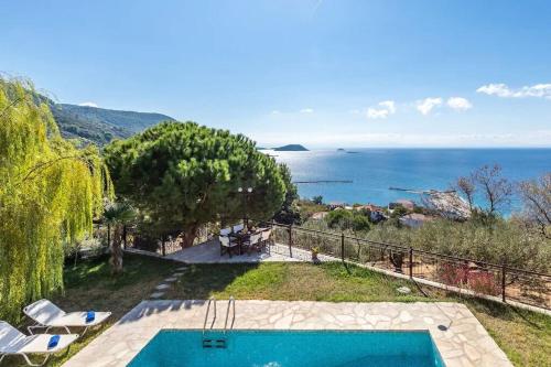Villa Calliopé avec vue imprenable, jardin et piscine privée - Accommodation - Glóssa