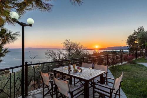 Villa Calliopé avec vue imprenable, jardin et piscine privée