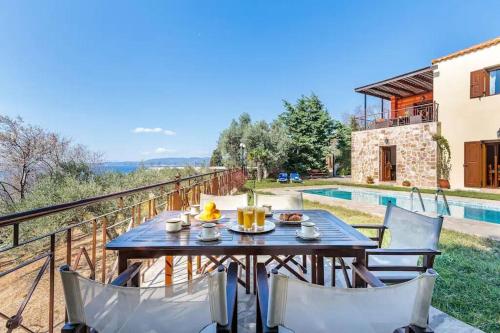 Villa Calliopé avec vue imprenable, jardin et piscine privée