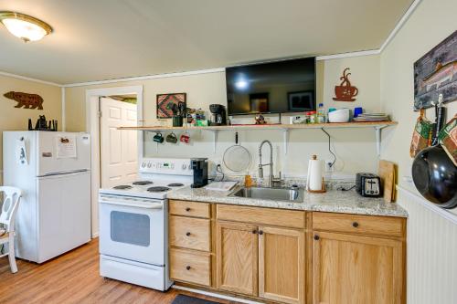 Whittier Vacation Rental Cabin in Tranquil Setting in Whittier, USA