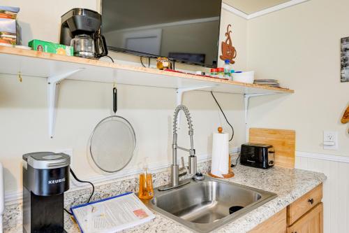 Whittier Vacation Rental Cabin in Tranquil Setting in Whittier, USA