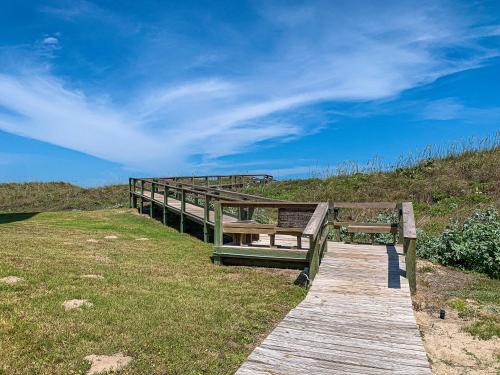MT1403 Beautiful Condo with Gulf Views, Beach Boardwalk and Communal Pool Hot Tub in Mustang Beach, USA