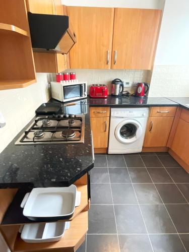 кухня, 2 Bedrooms Entire Apartment Self Check in in Fife