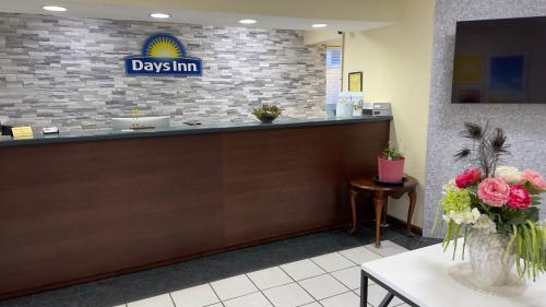 Days Inn By Wyndham Lexington-Columbia