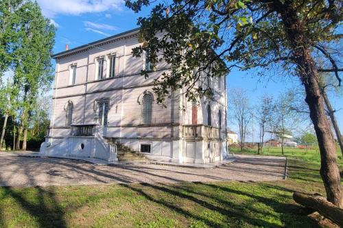 Amazing Villa in Migliarino