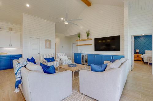Luxury beach house, sleeps 14, shared pool, hot tub, golf cart in Port Aransas, USA