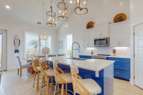 Luxury beach house, sleeps 14, shared pool, hot tub, golf cart in Port Aransas, USA