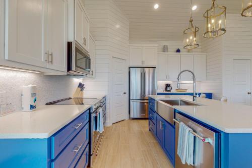 Luxury beach house, sleeps 14, shared pool, hot tub, golf cart in Port Aransas, USA