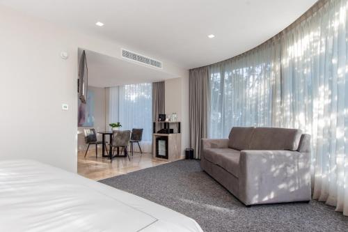 1 king bed, 2 sofa beds
