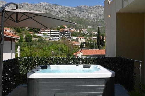 Relax apartment Split area with jacuzzi and mountain view