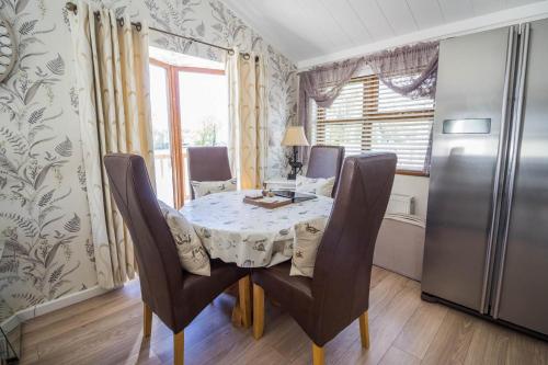 Stunning Lodge With Free Wifi For Hire At Carlton Meres In Suffolk Ref 60013m