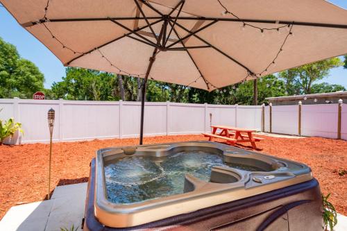 Sleeps 6 Hot Tub Newly Remodeled Fenced Yard