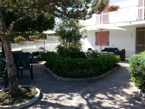 Garden, Appartamento in Villa Valentini, Fronte mare, Giardino e parcheggio privato, WIFI, dotato di tutti i in Minturno