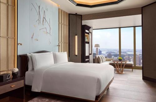 Club Deluxe King Lakeview  room in The Ritz-Carlton Nanjing