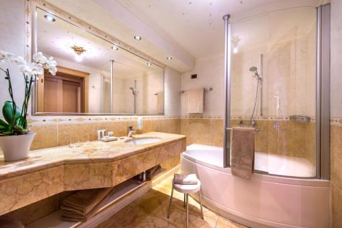 Alpen Hotel Corona – Vigo di Fassa, TN
