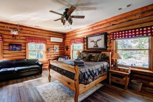 Happy Bear Lodge - Luxury 4 BR Cabin in Shasta Lake (CA)