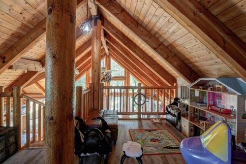 Recreational facilities, Happy Bear Lodge - Luxury 4 BR Cabin in Shasta Lake (CA)