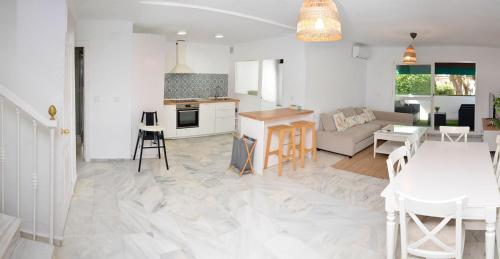 Casa 70, dúplex en Urbanización Lunamar by LaRomanaMarbella, Marbella (photo 6)