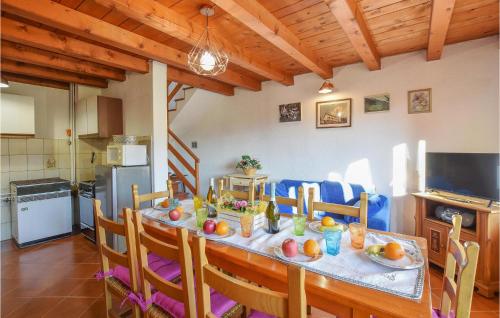 2 Bedroom Lovely Home In Zorzoi