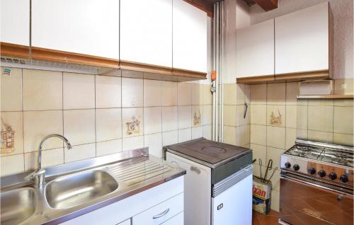 virtuve, Awesome Home In Sovramonte With Wifi in Sovramonte